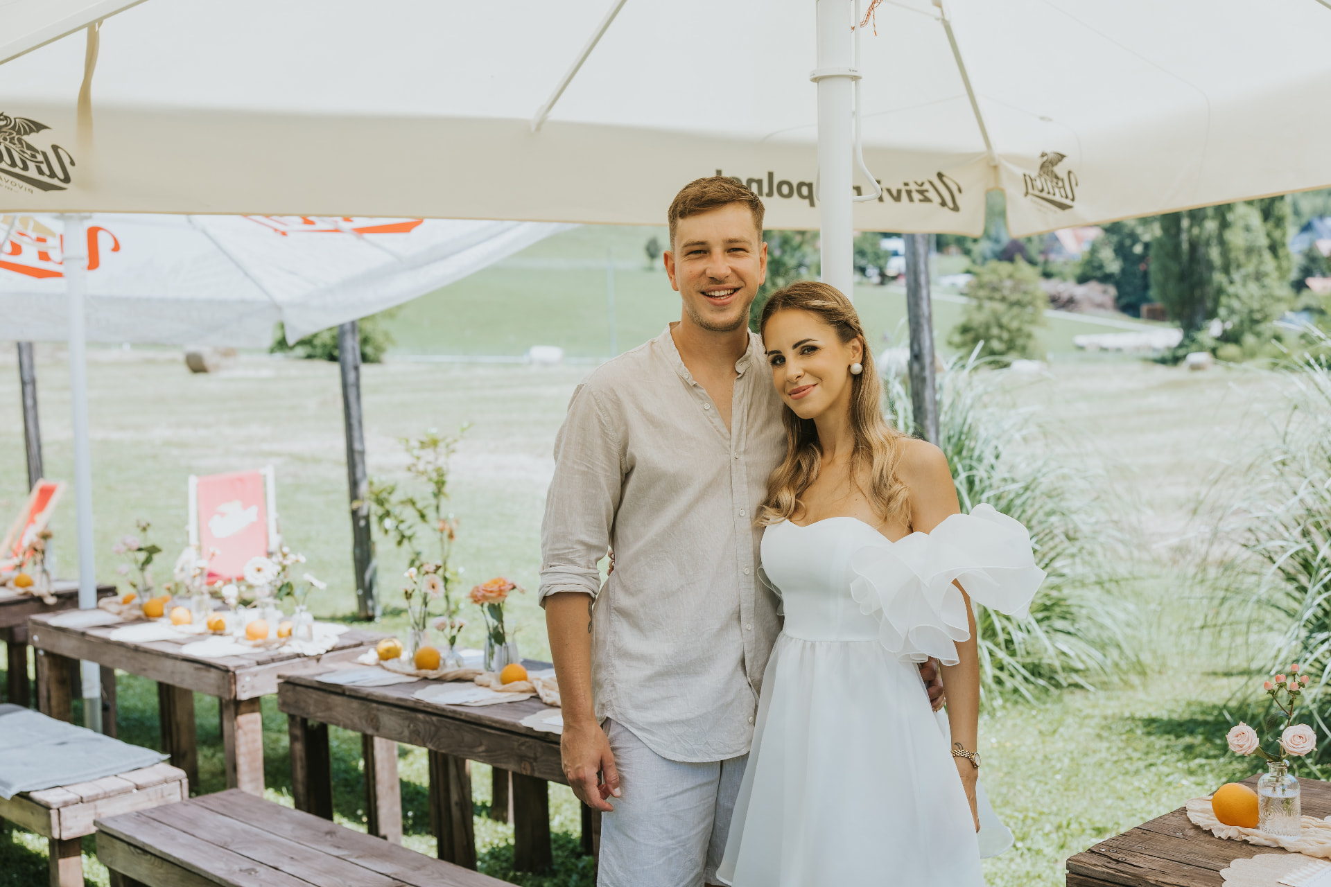 Nasmejan par pod senčnikom na piknik PLACu