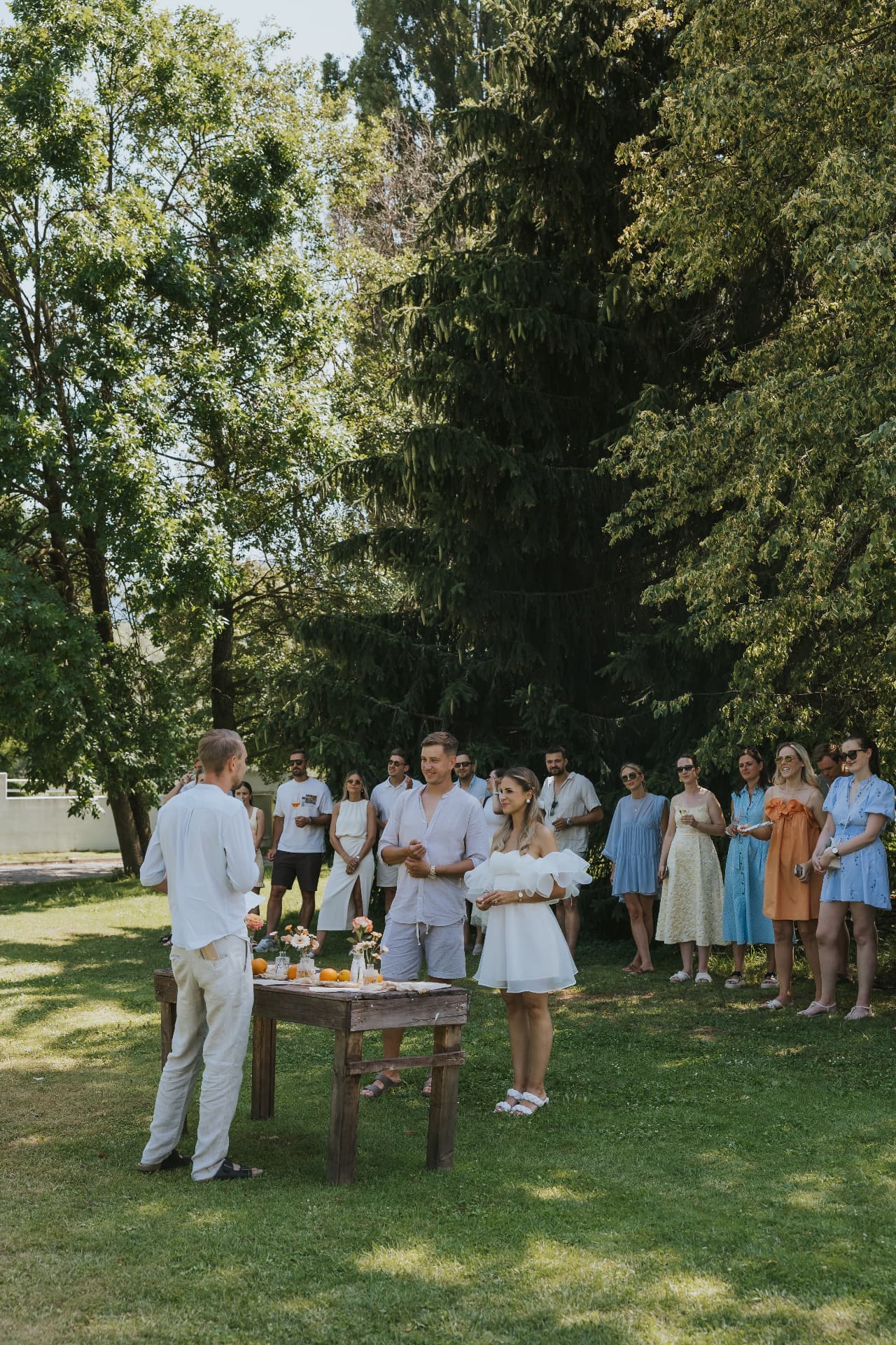 Gostje na slovesnosti pod drevesi ob piknik PLACu