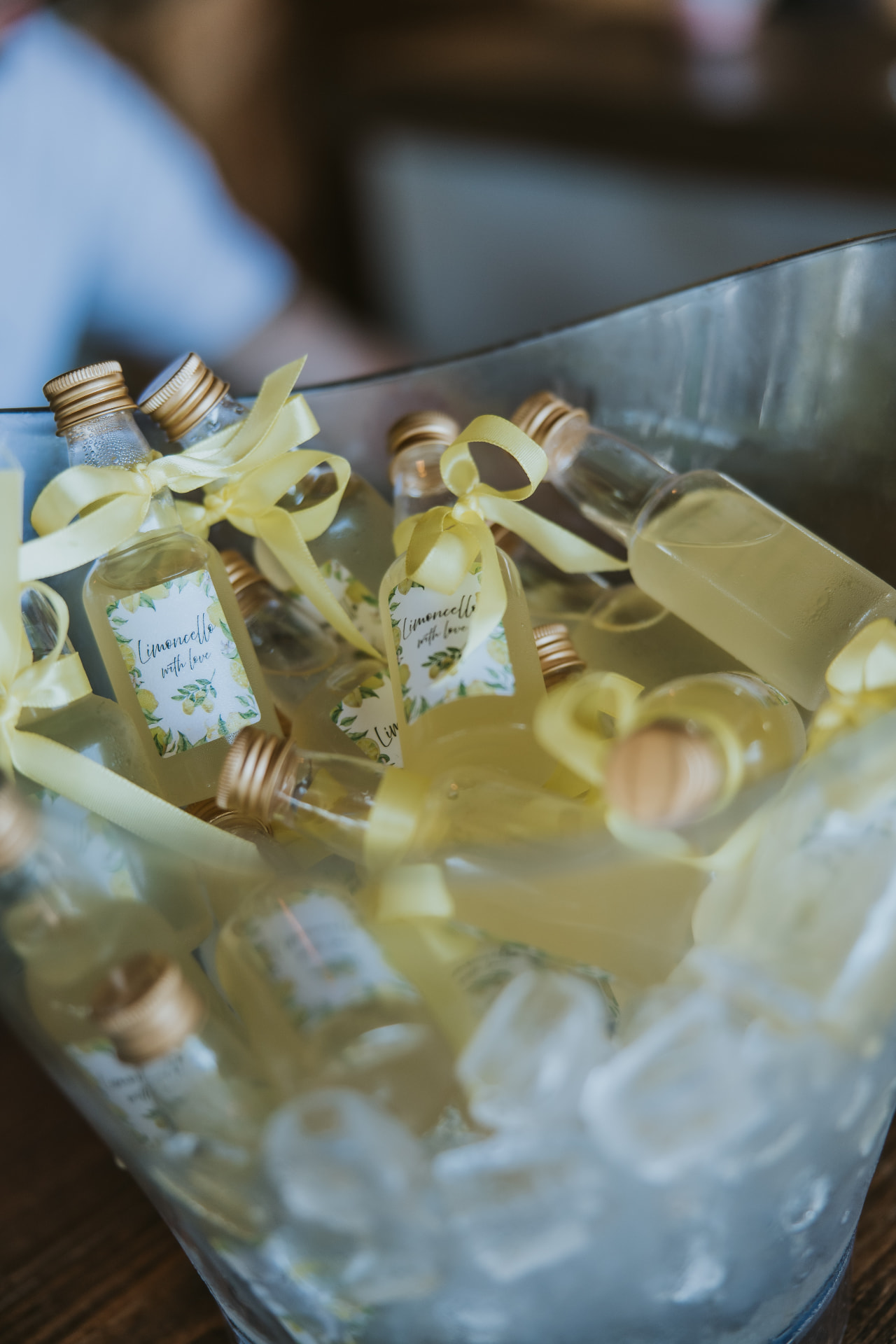 Domači limoncello v ledu kot darilo za goste