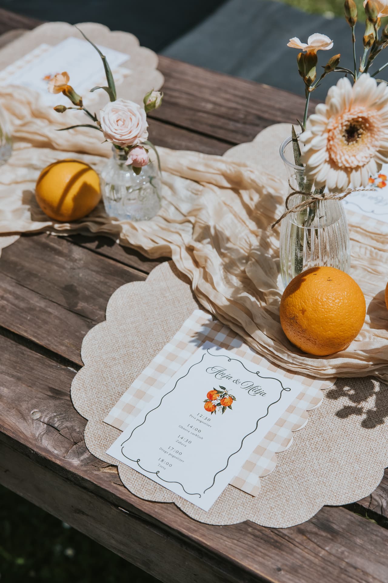 Detajl menija Anja in Mitja z oranžami in rožami