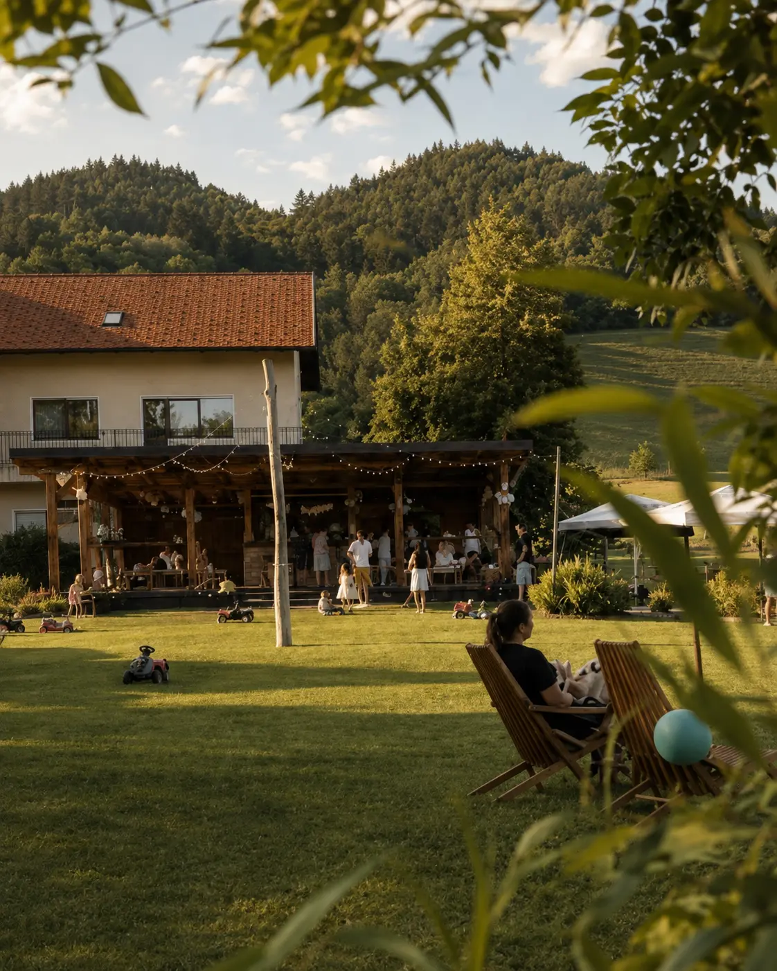Piknik PLAC ob sončnem zahodu, z barom iz bal in gosti na travniku