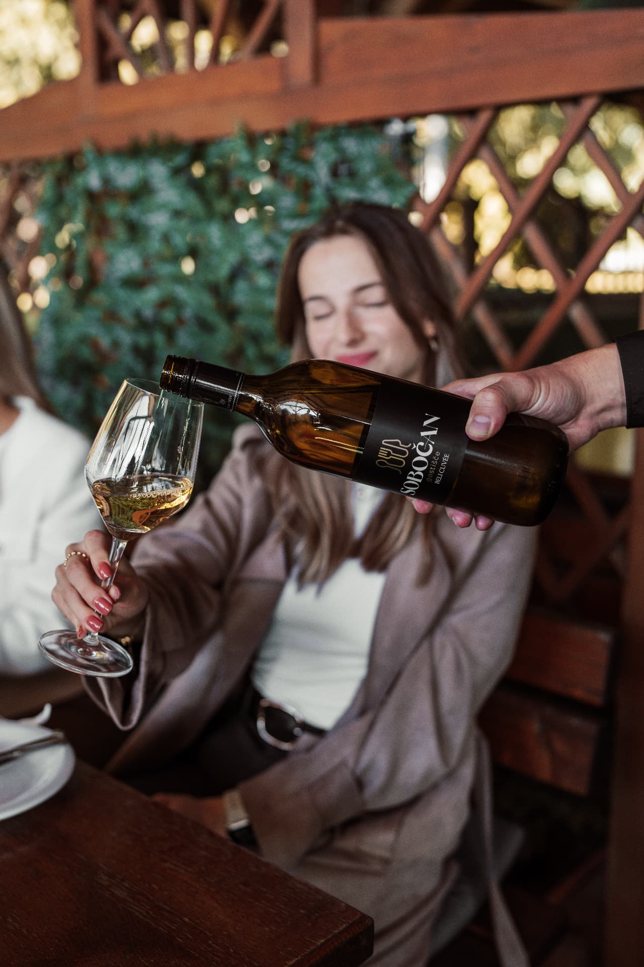 Vino Sobočan Beli Cuvée, natočeno v kozarec