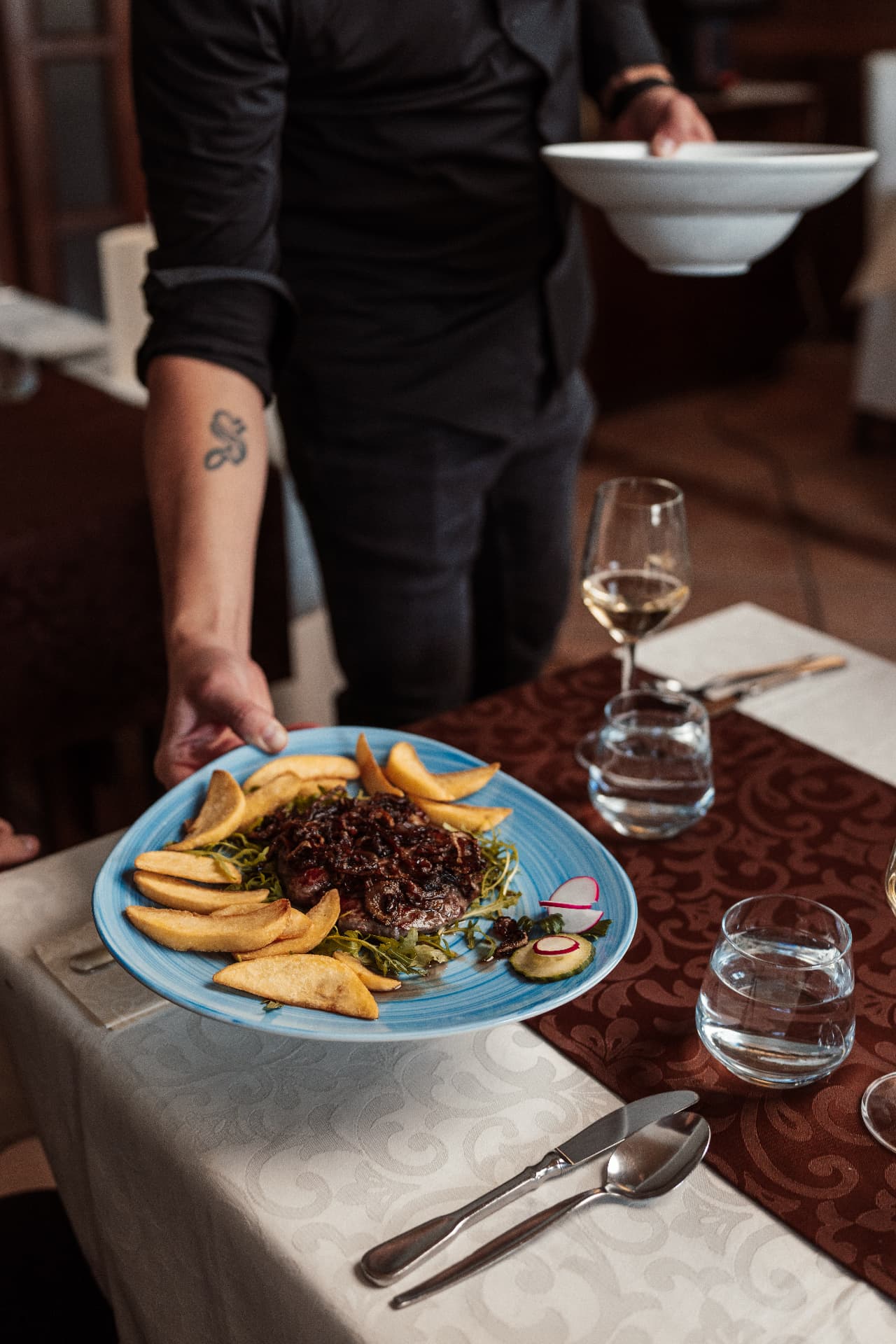 Krožnik z mesom in prilogo, postrežen v Gostišču Sobočan